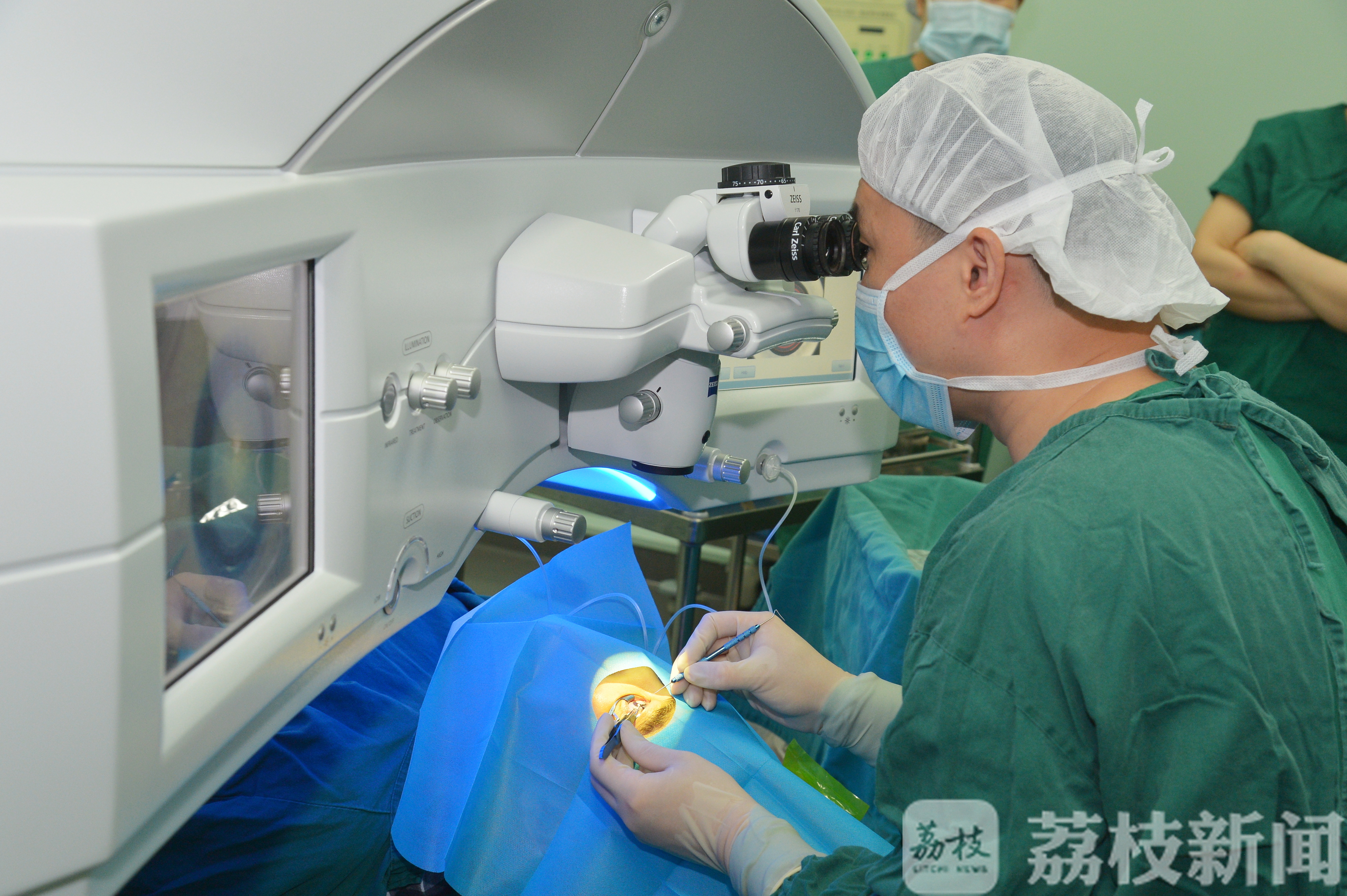 『眼科』：这台全球最先进机器在南京“开机” 治疗眼科疑难杂症有了新“利器”
