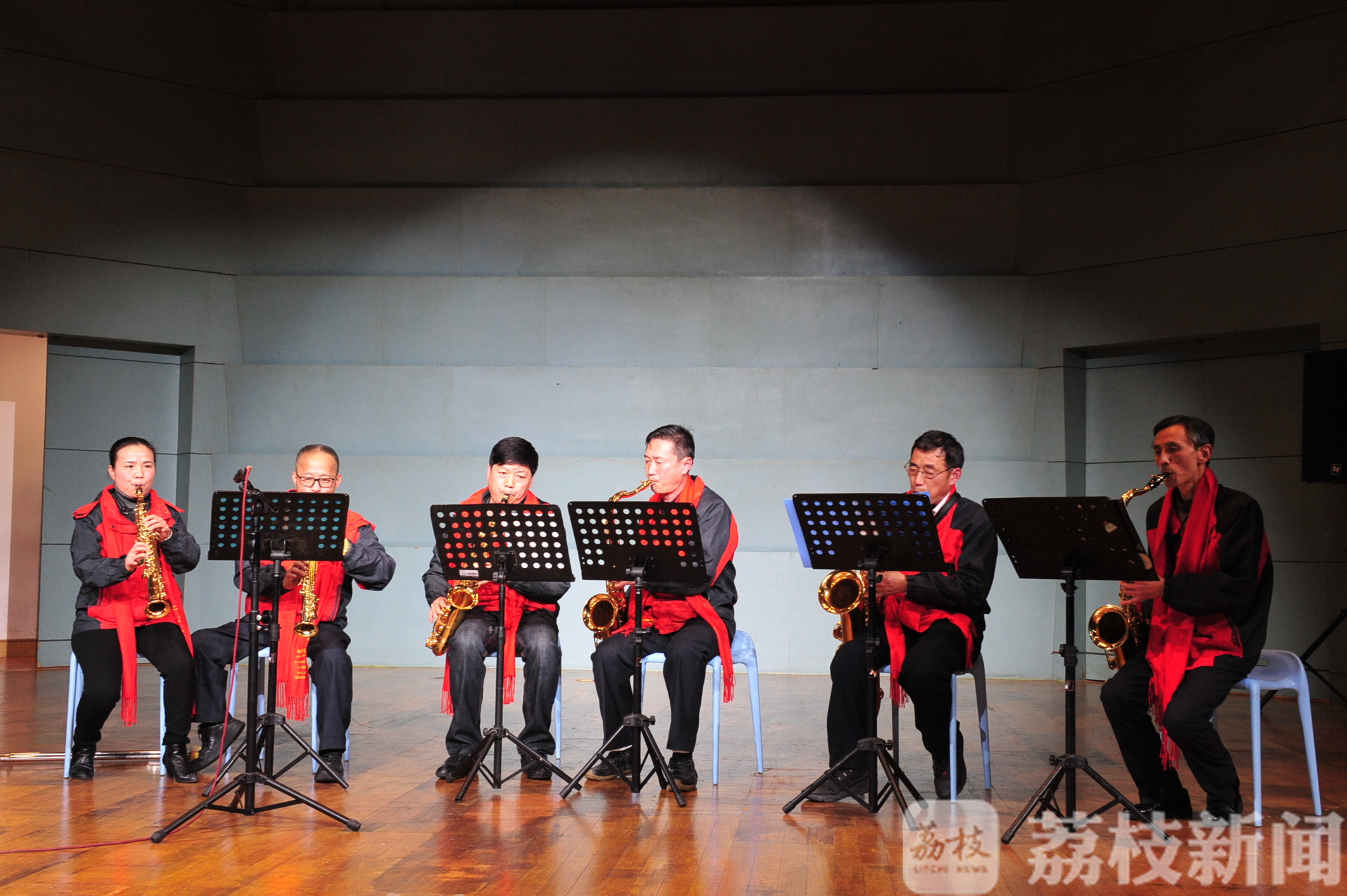 老师■南京这位“特殊”老师免费教两百多名退休老人吹萨克斯