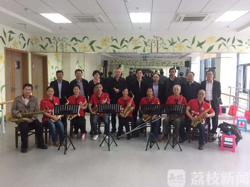 老师■南京这位“特殊”老师免费教两百多名退休老人吹萨克斯