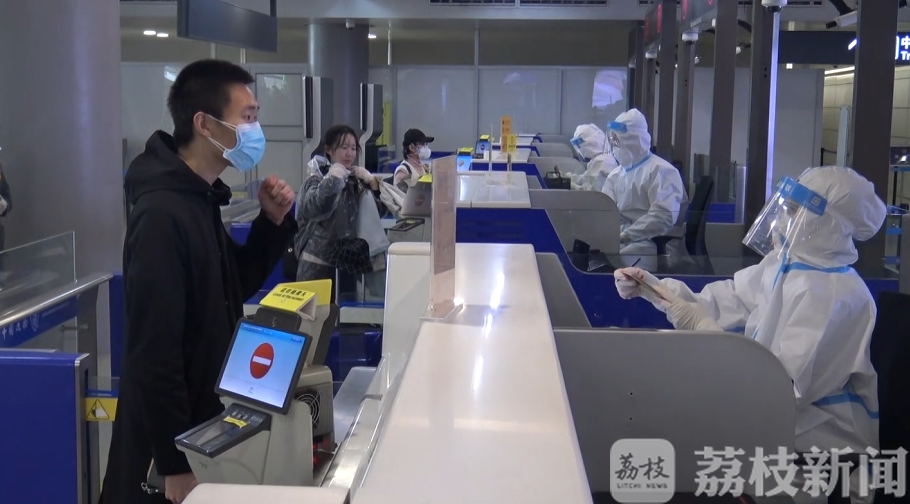 我们■您的安全 我们来守卫 新郎千里返岗守国门