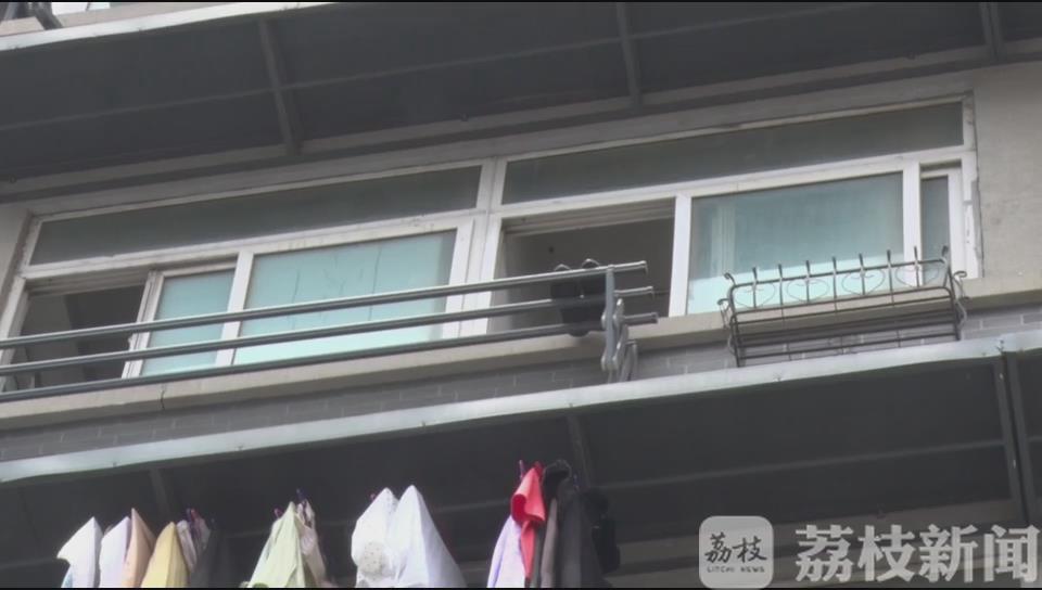 【窗户】一扇窗户从天而降 惊险!女子门前打扫