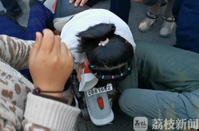 #儿童#脚被卡进档杆里 儿童电动车上“倒骑驴”