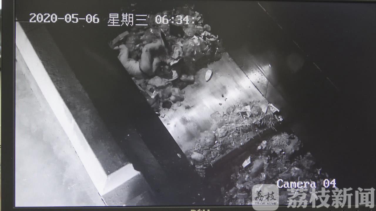 男子： 消防紧急救援 常州一男子离奇跳入垃圾池内