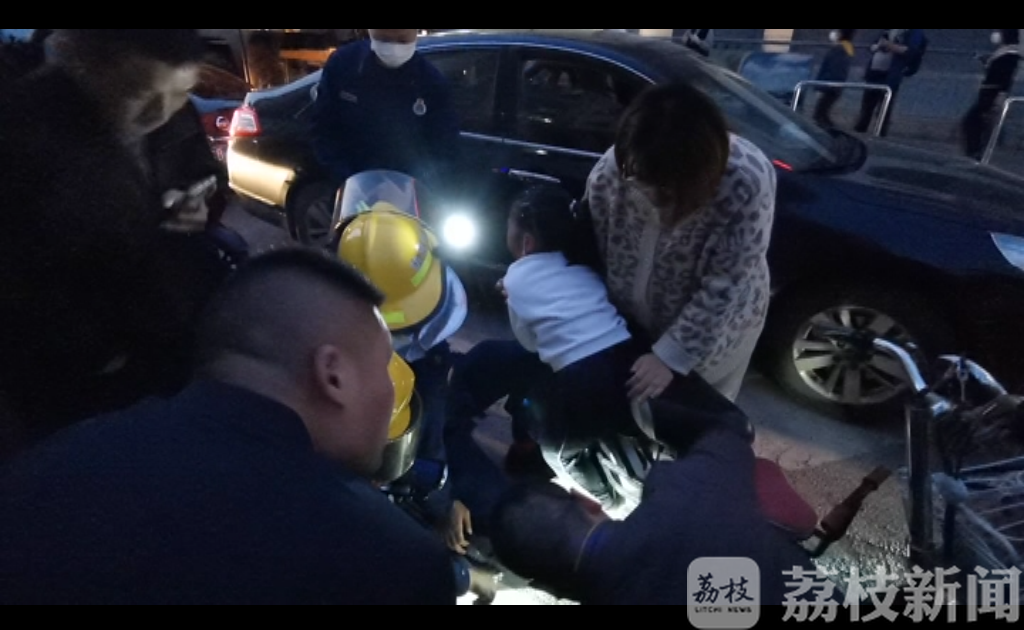 #儿童#脚被卡进档杆里 儿童电动车上“倒骑驴”