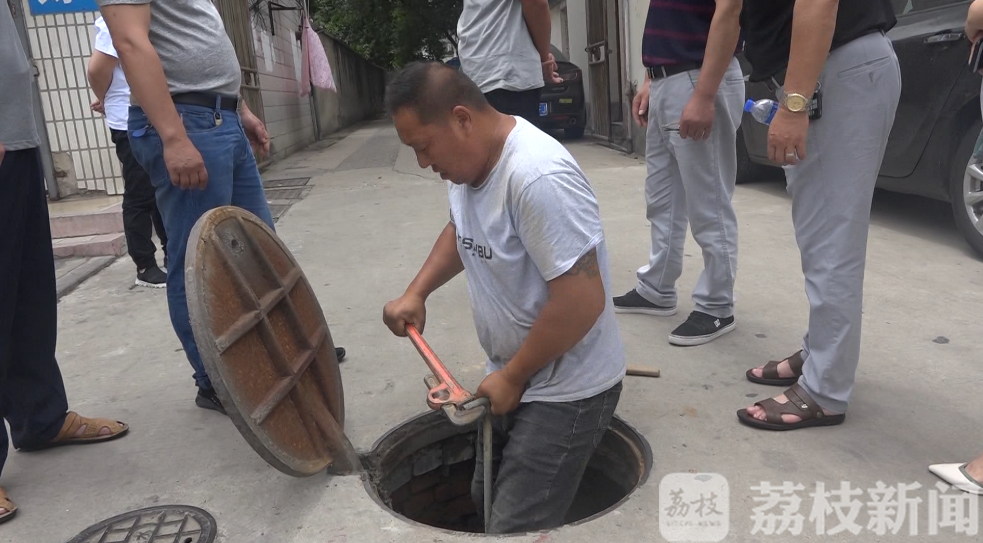 消防栓@100户居民用水受影响 倒车撞断消防栓