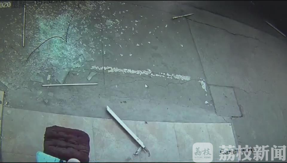 【窗户】一扇窗户从天而降 惊险!女子门前打扫