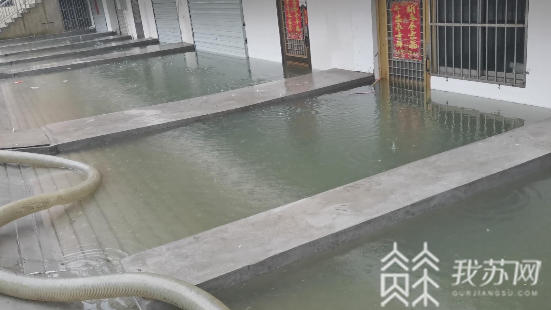 『消防』消防排水除险 强降雨淹没居民楼