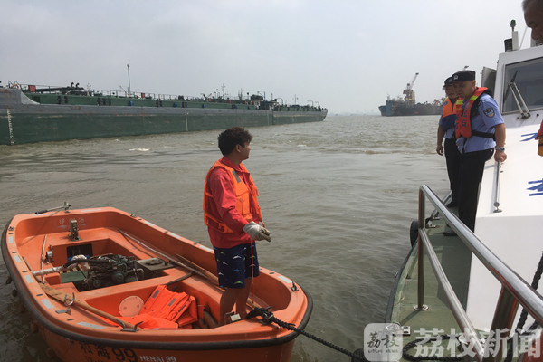 船员海上遇险 巧遇海警化险为夷