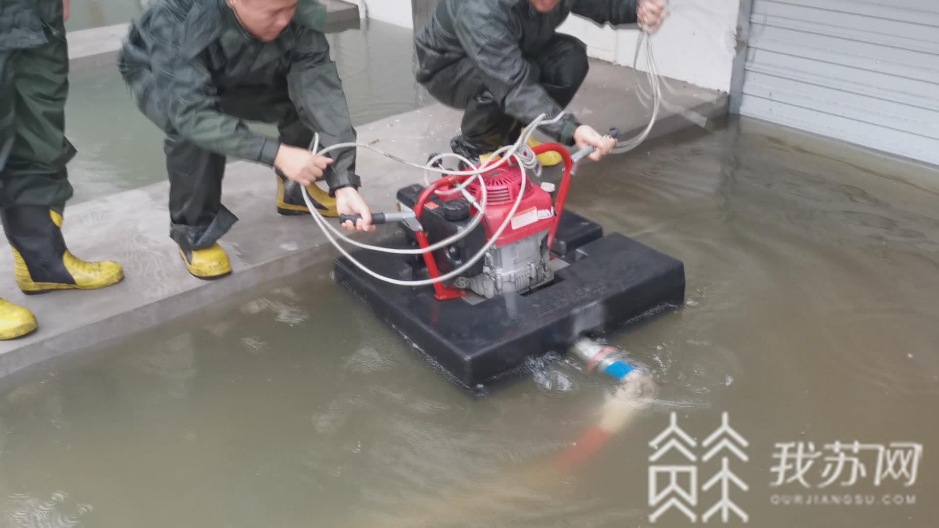 『消防』消防排水除险 强降雨淹没居民楼