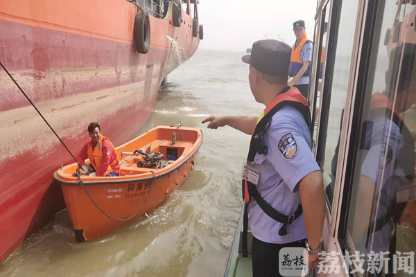 船员海上遇险 巧遇海警化险为夷