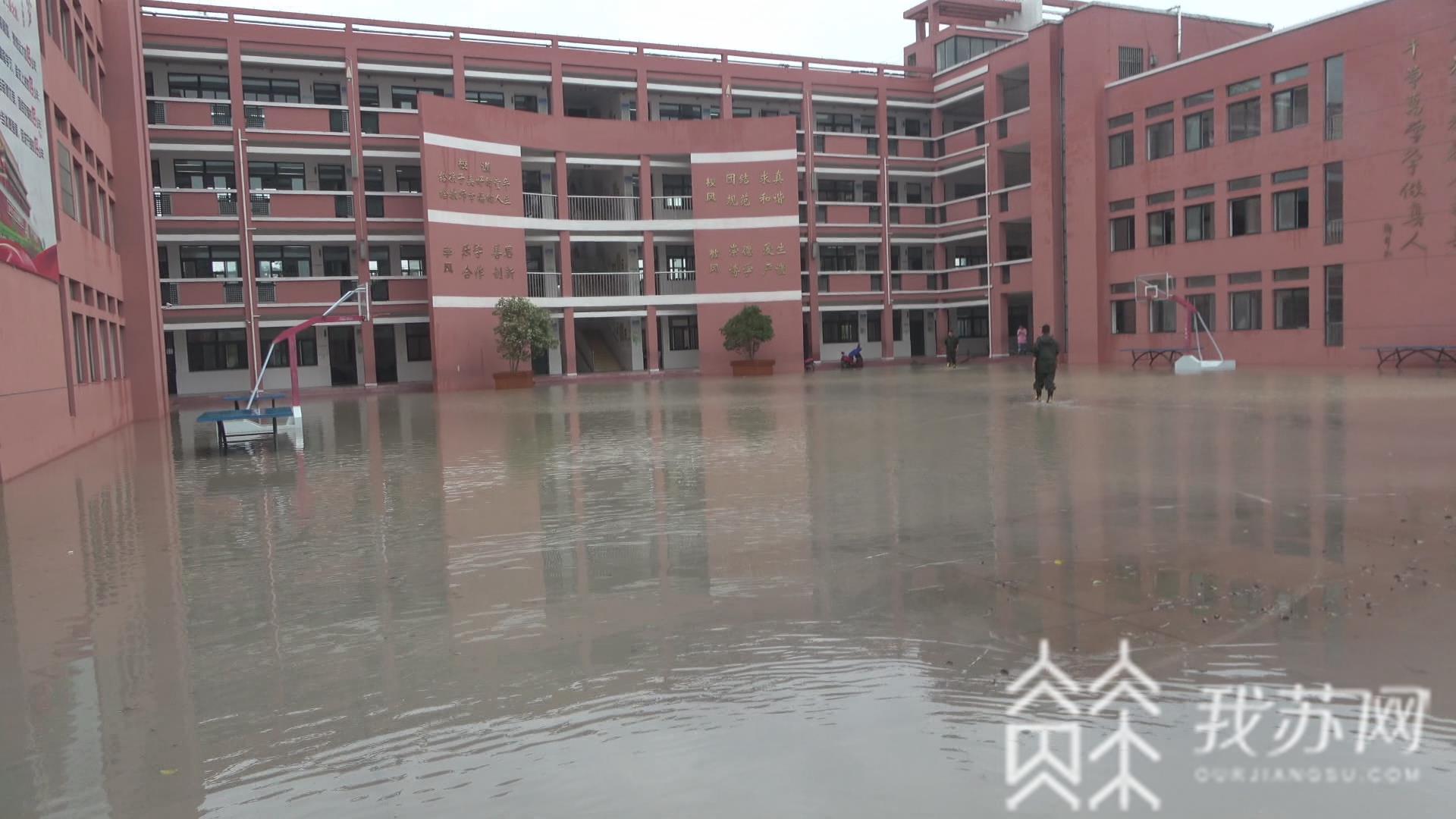 『积水』 消防员筑起爱心护学路 校园积水严重