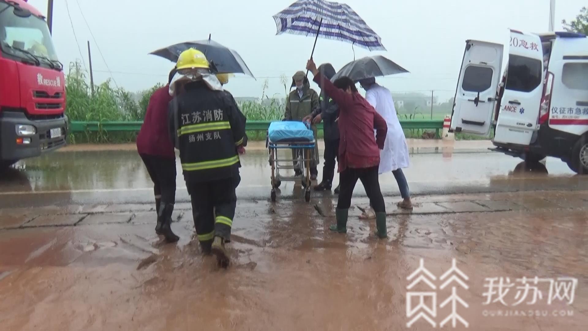 【家中】生病老人被困家中 扬州大雨致家中积水