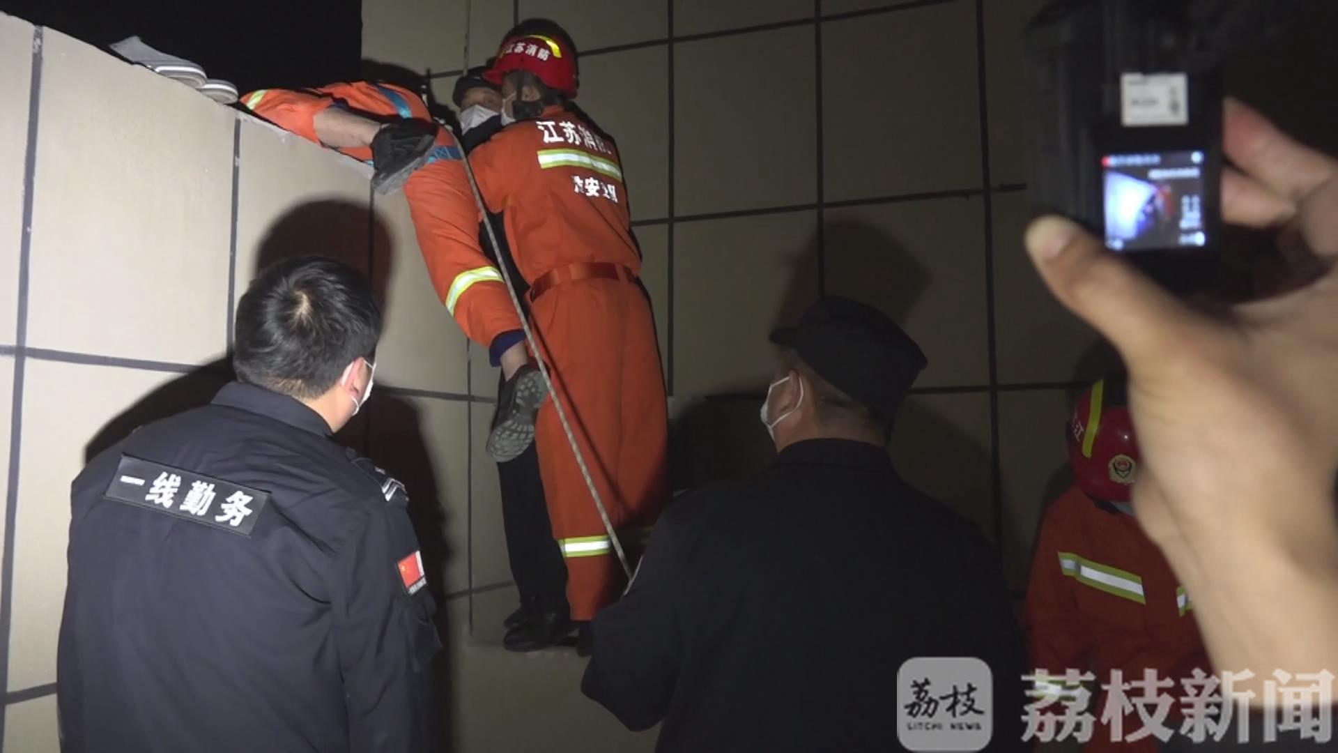 轻生■ 跳下瞬间被抓住 网瘾少年与家人闹矛盾跳楼轻生