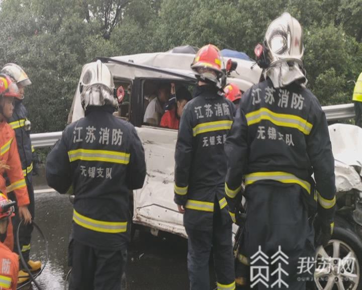『被困』多人被困消防紧急处置 雨天路滑4车相撞