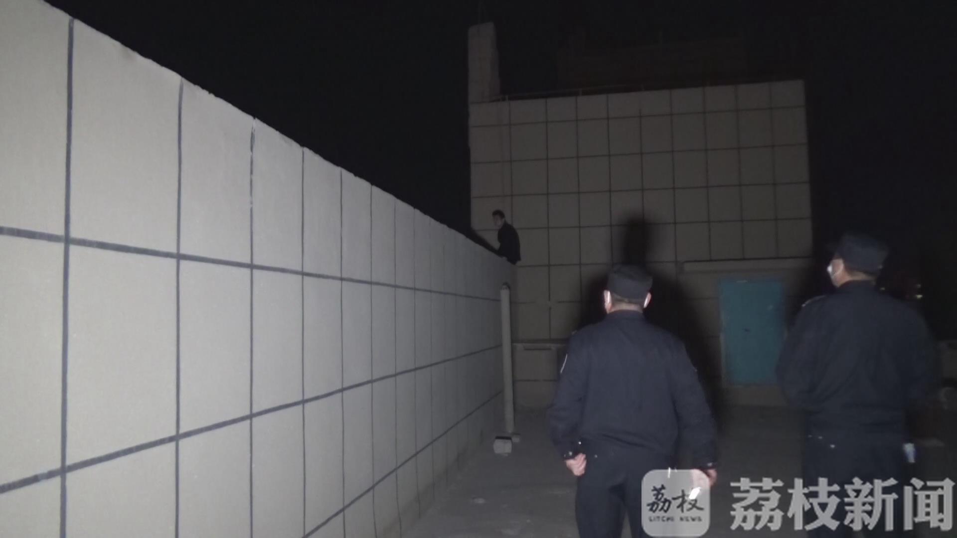 轻生■ 跳下瞬间被抓住 网瘾少年与家人闹矛盾跳楼轻生
