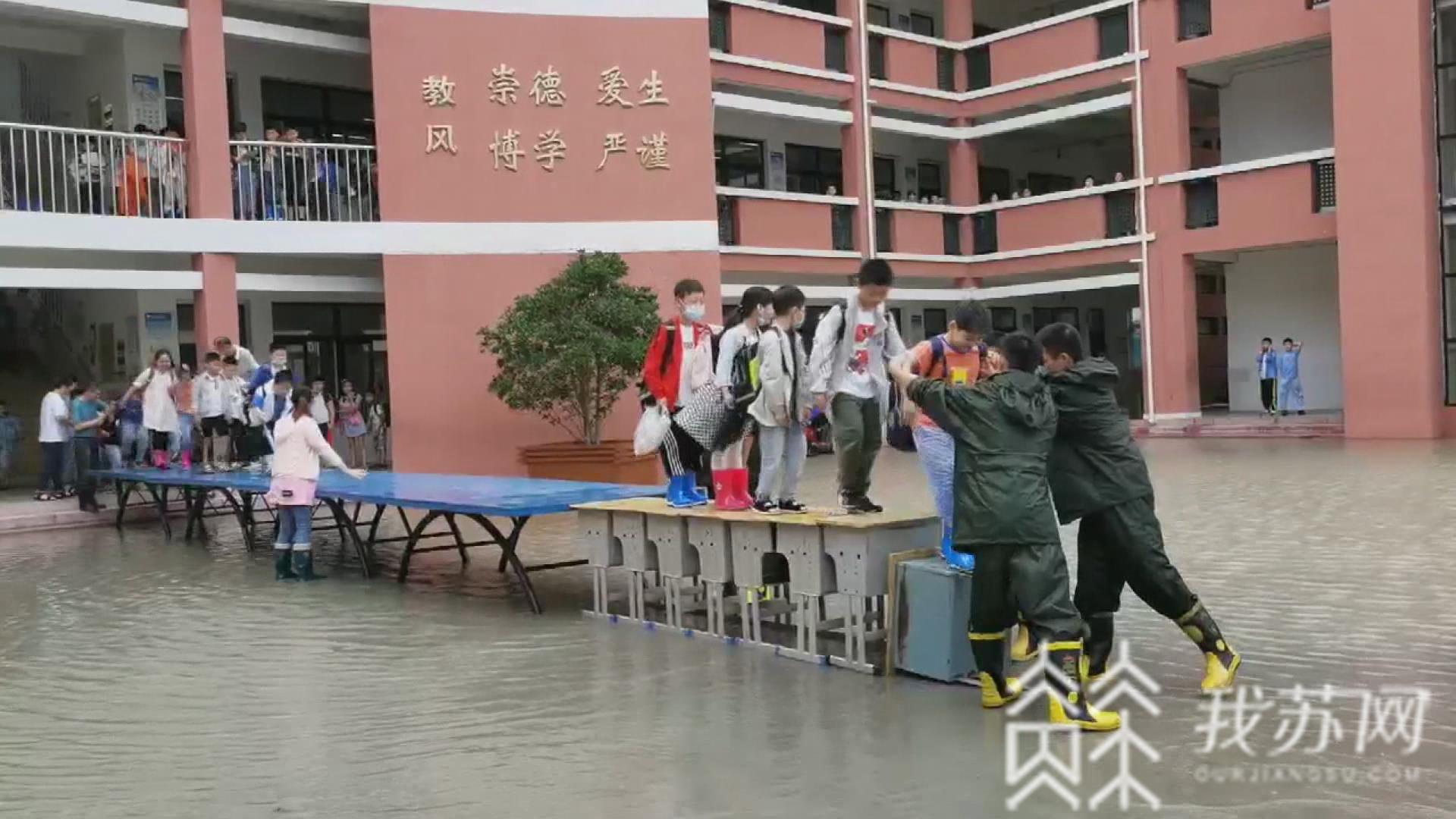 『积水』 消防员筑起爱心护学路 校园积水严重