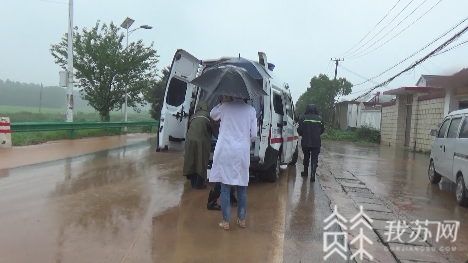 【家中】生病老人被困家中 扬州大雨致家中积水