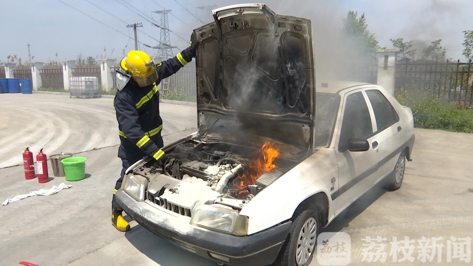 汽车■汽车自燃怎么办？来看“蓝”朋友教科书式的指导