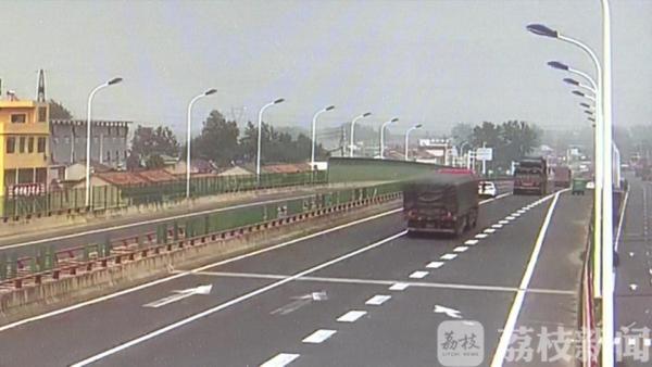 货车高架桥上抛锚 司机处理不当引发追尾