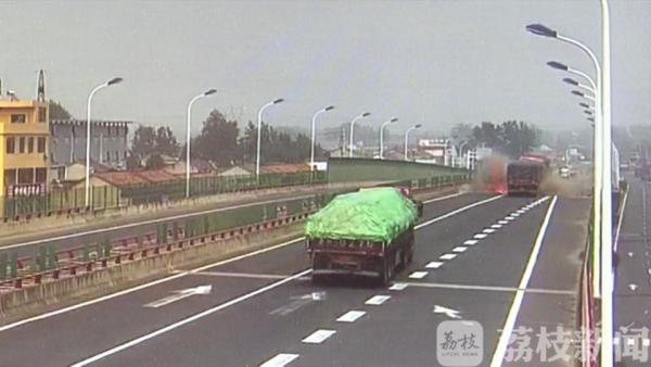 货车高架桥上抛锚 司机处理不当引发追尾