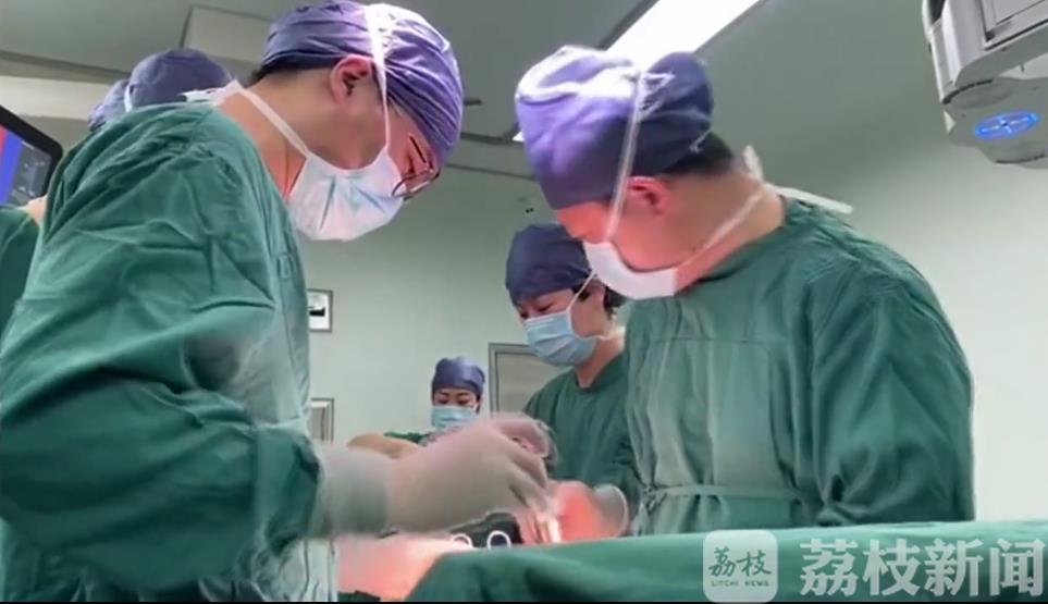 【手术】顺利完成两例肝癌手术 南通“达芬奇手术机器人”复工