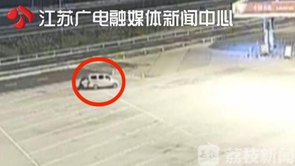 民警帮忙推故障车 竟意外发现该车辆违法