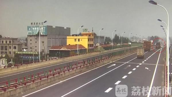 货车高架桥上抛锚 司机处理不当引发追尾