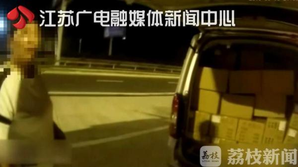 民警帮忙推故障车 竟意外发现该车辆违法