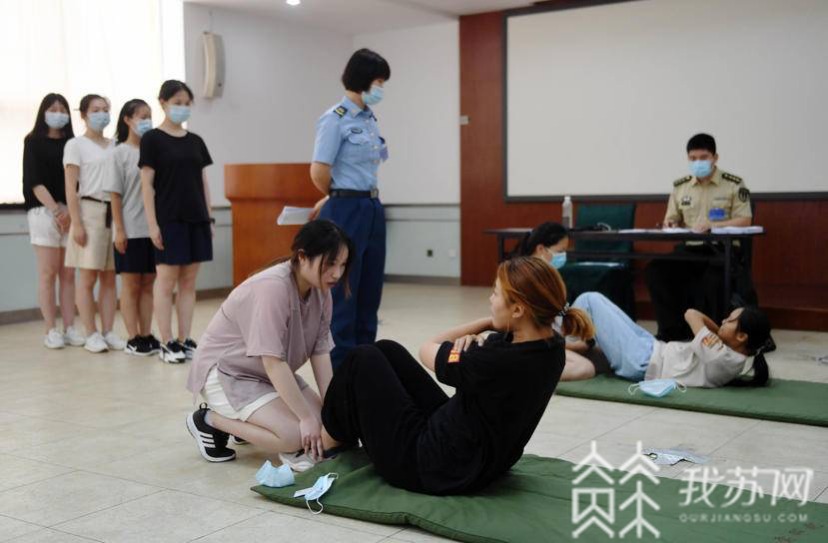 「大学生」309位姑娘全是大学生 南京应征女兵体检工作启动