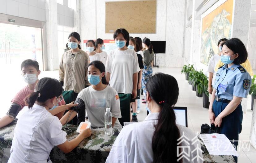 「大学生」309位姑娘全是大学生 南京应征女兵体检工作启动