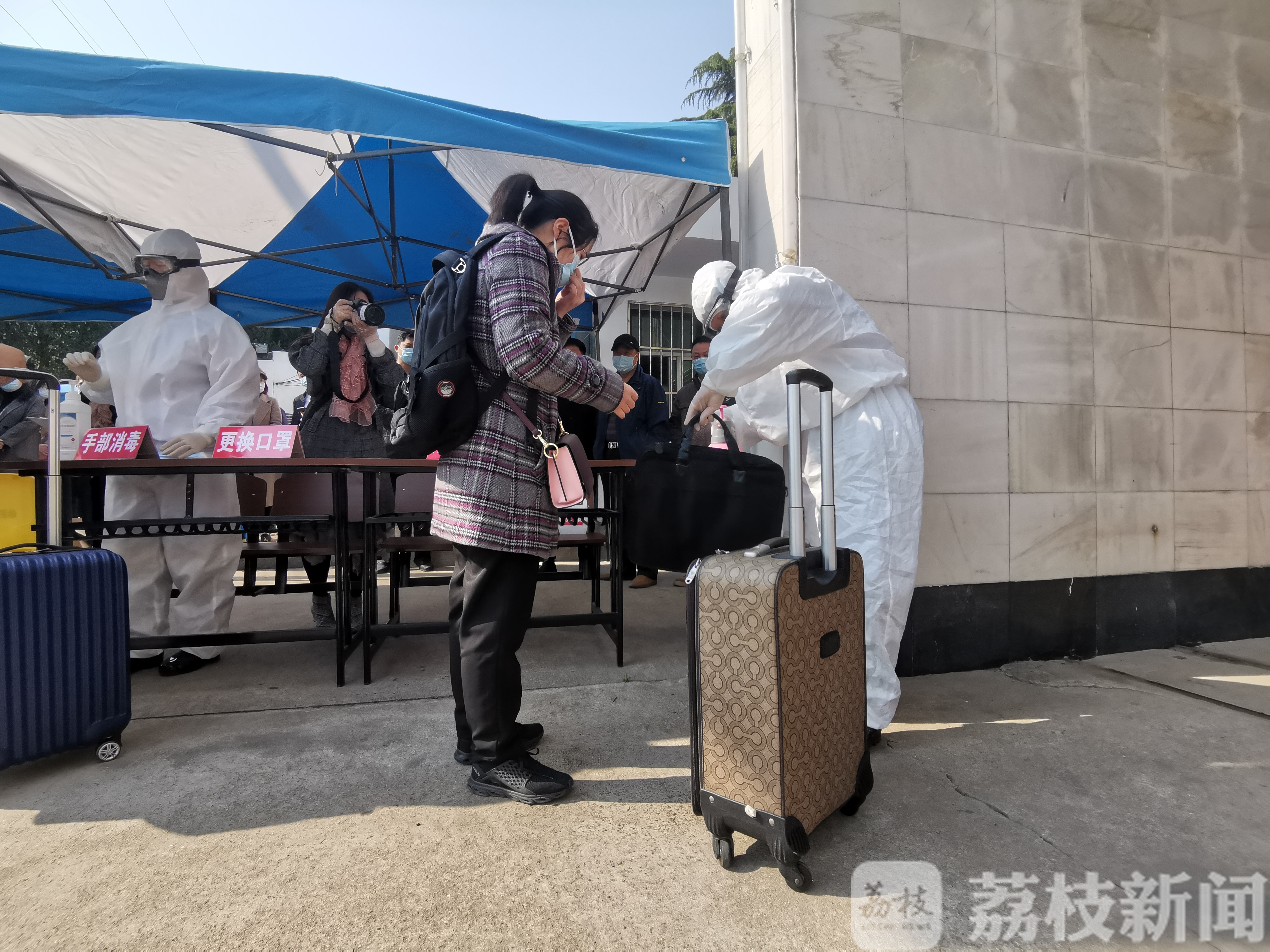 演练■体温检测、行李消毒、医学隔离……高校开学演练重“防控”