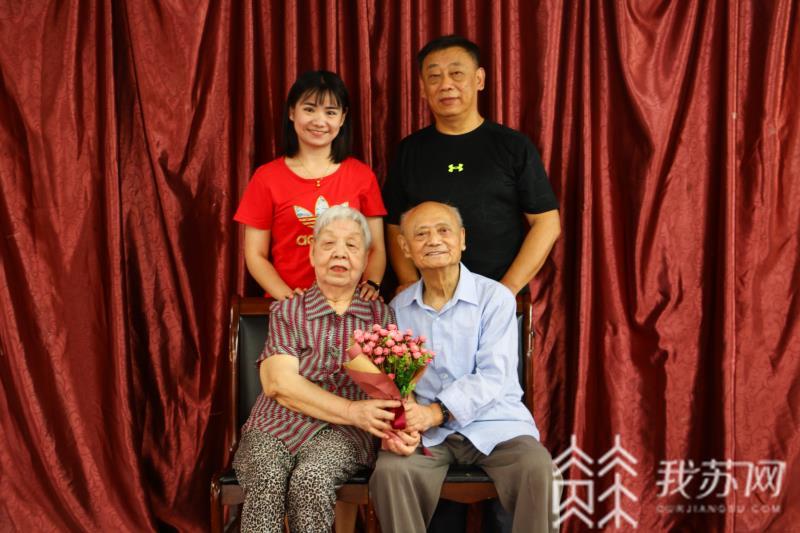 老人■南航学子为金婚老人拍纪念照