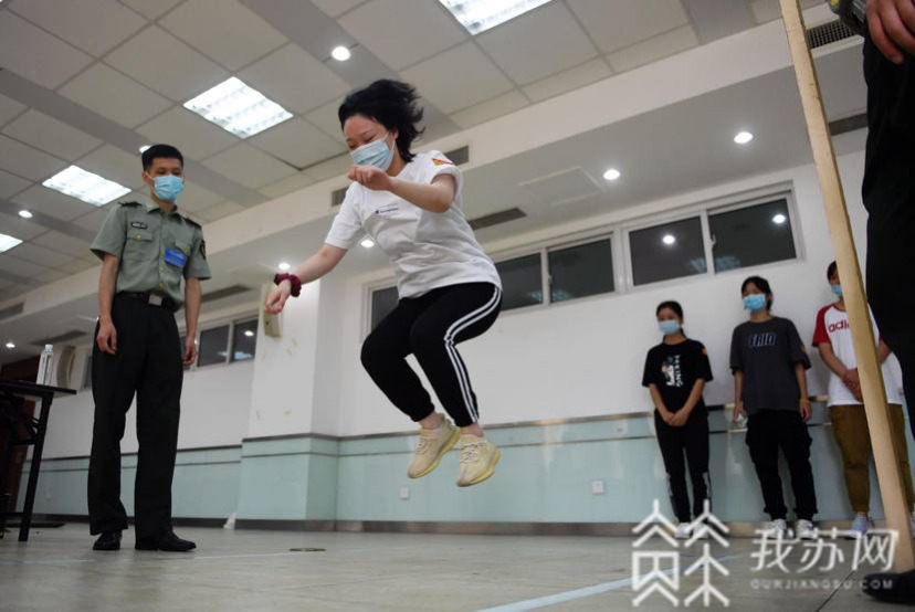 「大学生」309位姑娘全是大学生 南京应征女兵体检工作启动