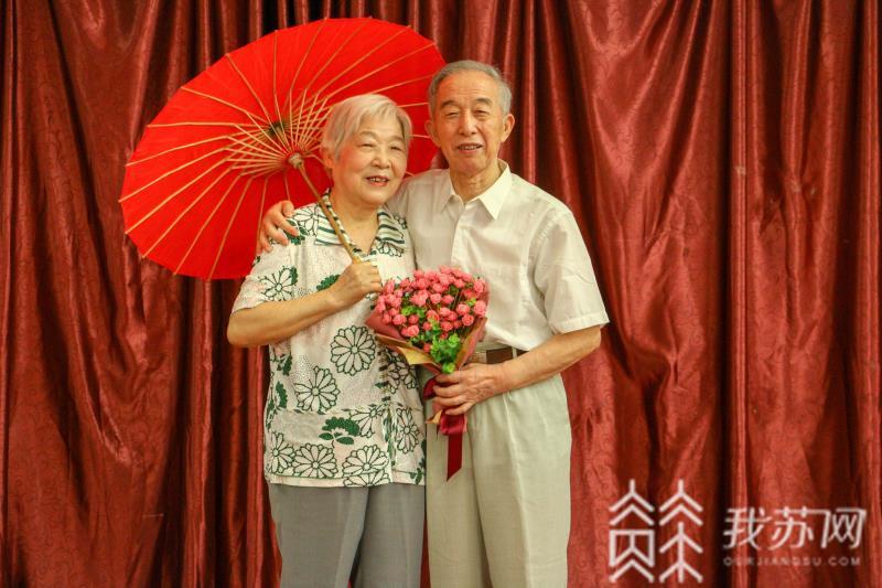 老人■南航学子为金婚老人拍纪念照