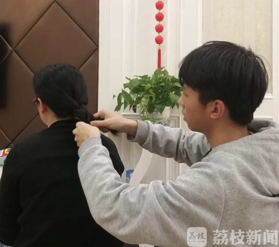 母亲■学子手绘照片告白母亲！时光偷走了你的青春，却挡不住孩子的爱