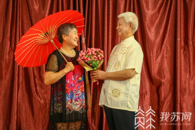 老人■南航学子为金婚老人拍纪念照