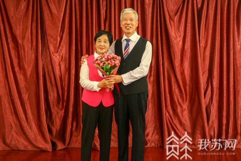老人■南航学子为金婚老人拍纪念照
