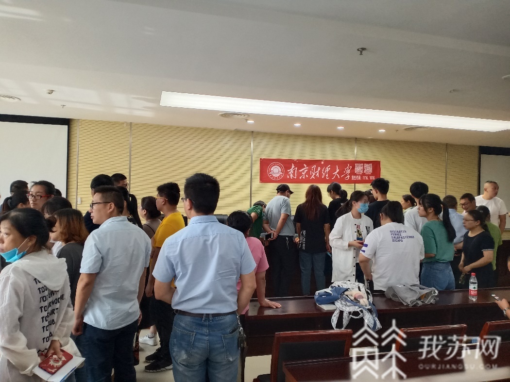大学■南财“网红”教授走进高中开展“大学第一课”