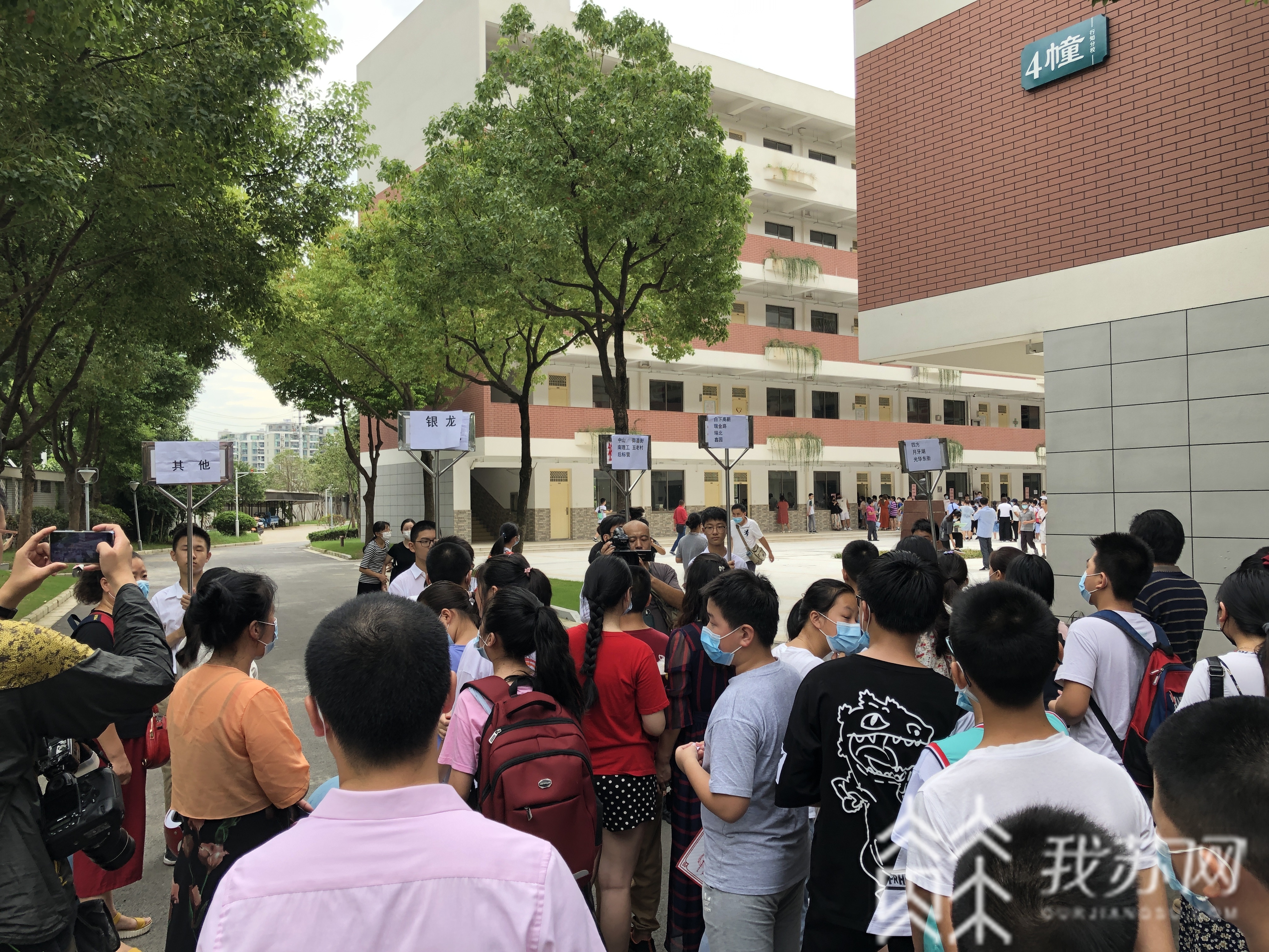 [迎新]快来看这群“后后浪”走过“迎新门” 满满的仪式感