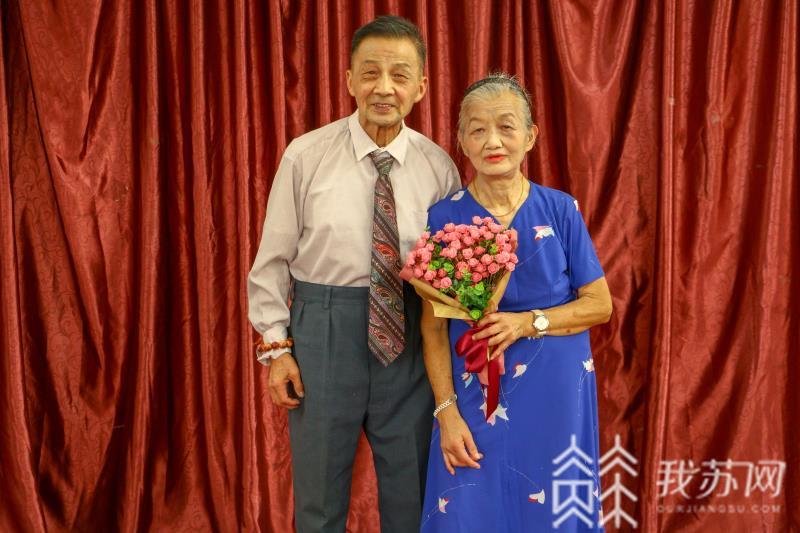 老人■南航学子为金婚老人拍纪念照