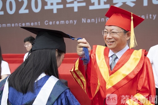 『』当面道一声“毕业快乐”！ 南信大举行“户外现场+网络直播”毕业典礼：让青春不留遗憾