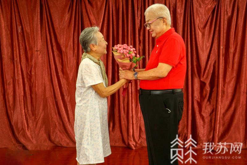老人■南航学子为金婚老人拍纪念照