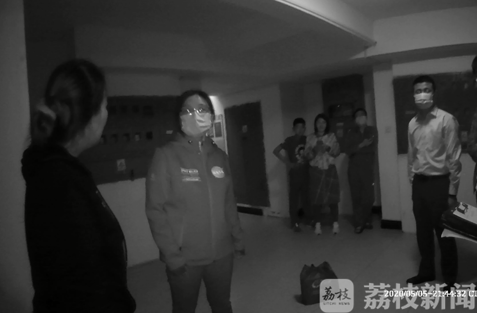 【40万】失主淡定回应:改天去拿 女子捡到40万现金