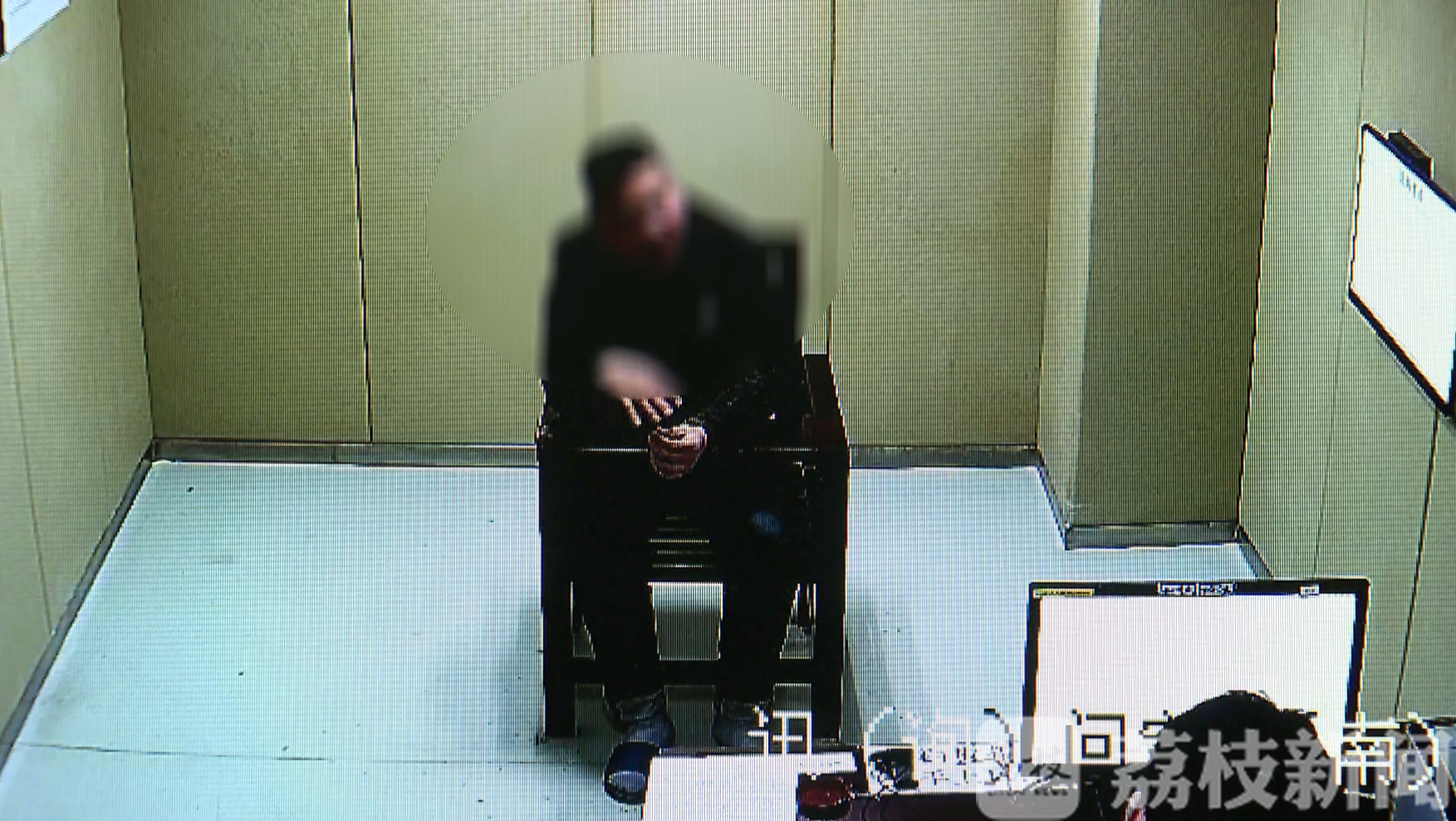 #公厕#竟遭遇持刀抢劫 女子上公厕