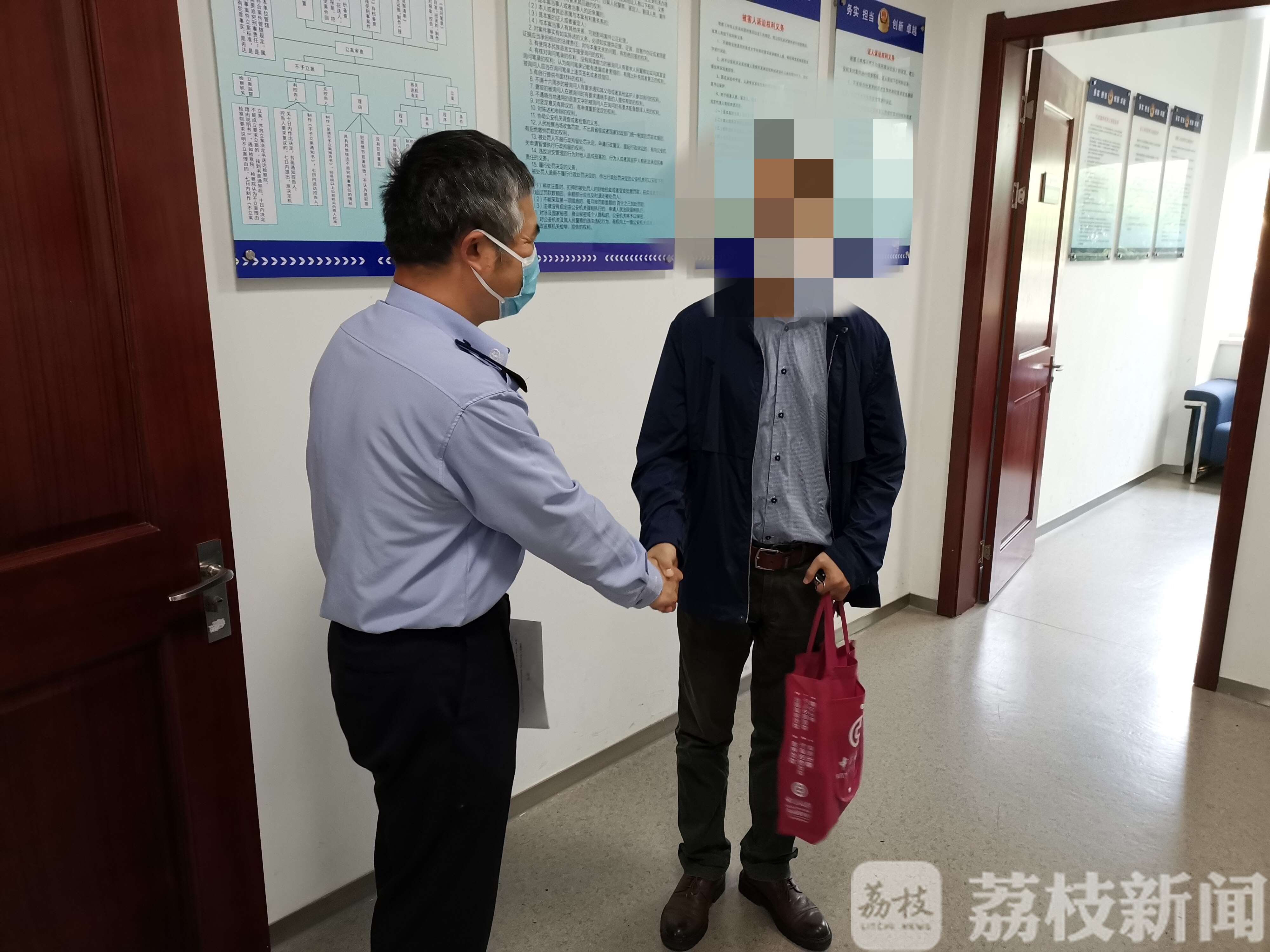 【40万】失主淡定回应:改天去拿 女子捡到40万现金