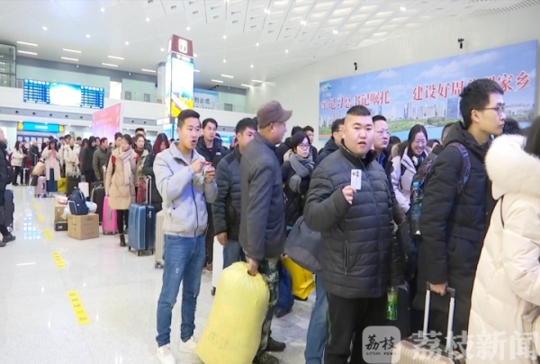 春运返乡启程 他们的行囊里装满了爱与思念……