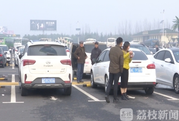 春运返乡启程 他们的行囊里装满了爱与思念……