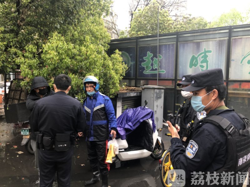 [外卖]竟是一壮汉全副武装偷外卖...... 午餐频频消失