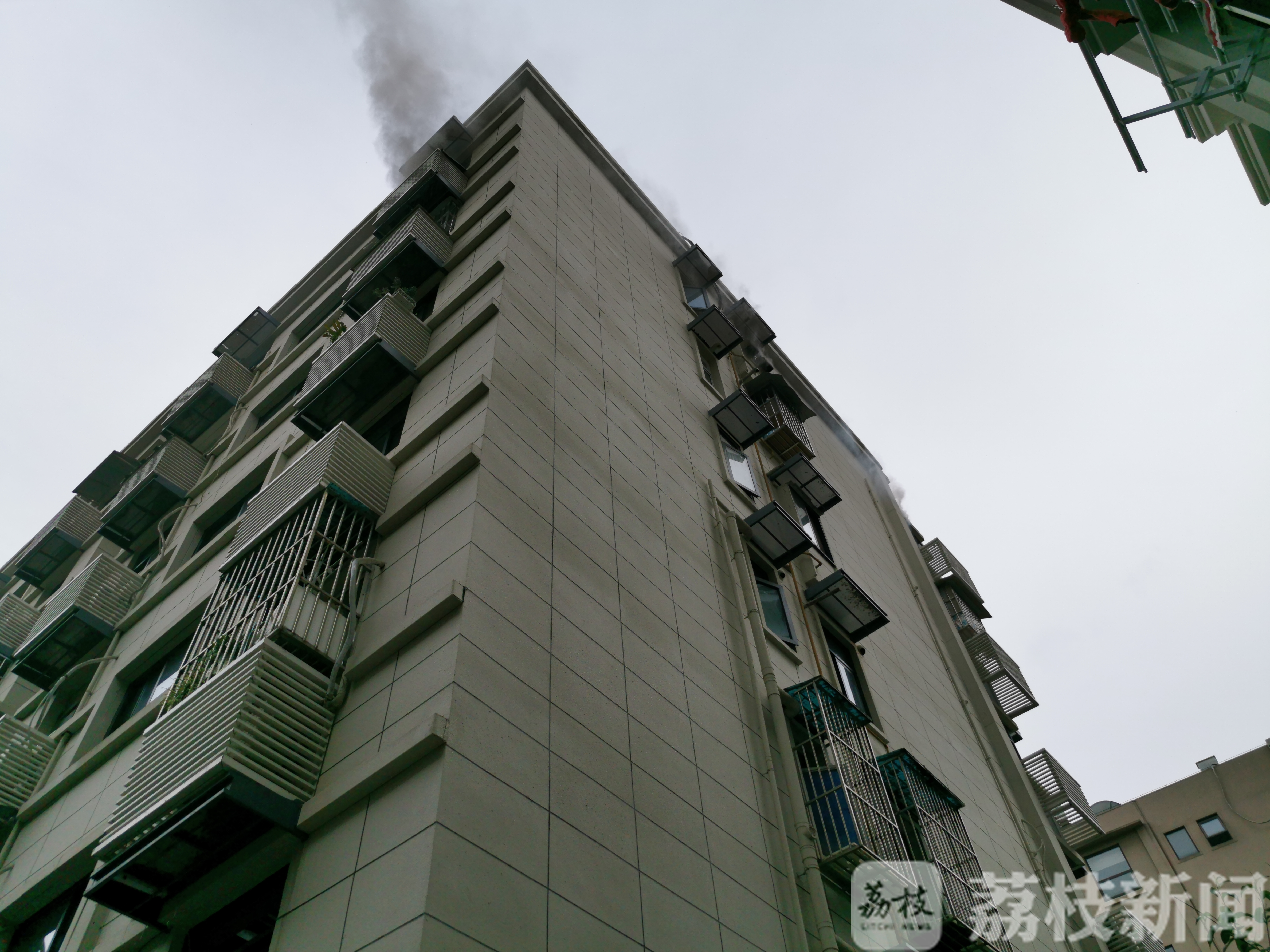 「火灾」点燃纸盒引发火灾 7岁孩子被反锁在家