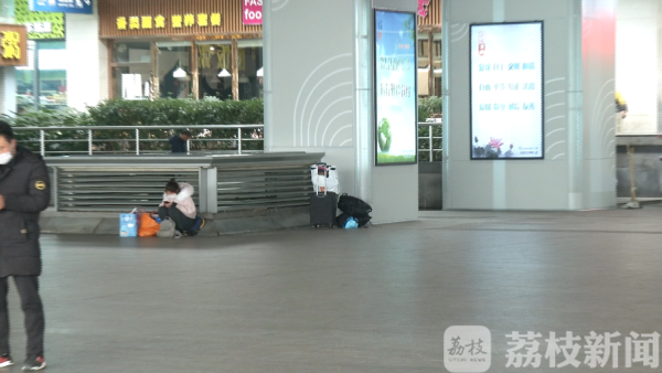 行李放一旁人走了 警方提醒：别因火车站人少就放松警惕